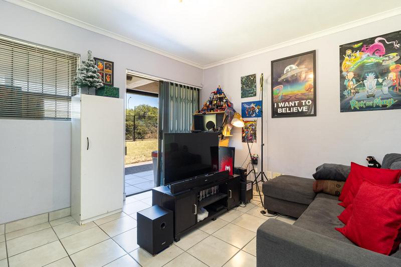 To Let 1 Bedroom Property for Rent in Loevenstein Western Cape